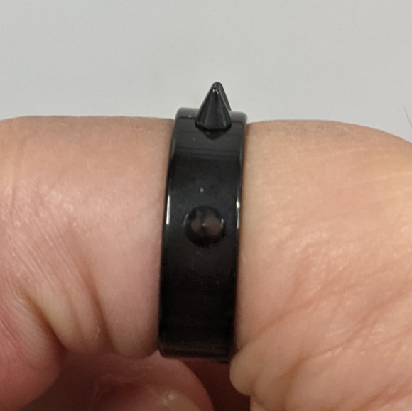 Black Rivet/Stud Ring Size 7 New - Picture 5 of 7